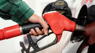 Почему стоит отказаться от услуг заправщика на АЗС: пять причин