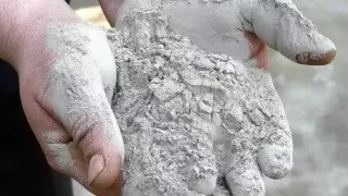 Цементной пылью дышат жители микрорайона в Караганде