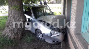 Автомобиль врезался в жилой дом в Уральске. В ДТП пострадал ребенок