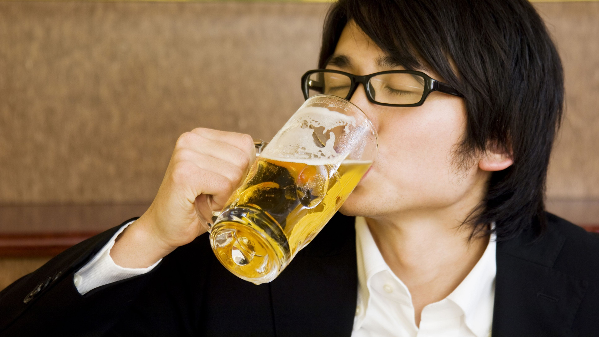 Мужчины пьющие женские гормоны. Азиаты и алкоголь. Азиаты с пивом. Азиат пьет.