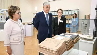 Токаев посетил центр, где хранятся материалы о политических репрессиях