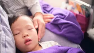 Названы 4 важных правила при перелете с ребенком