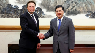Илон Маск и глава МИД Китая Цинь Ган. © AP