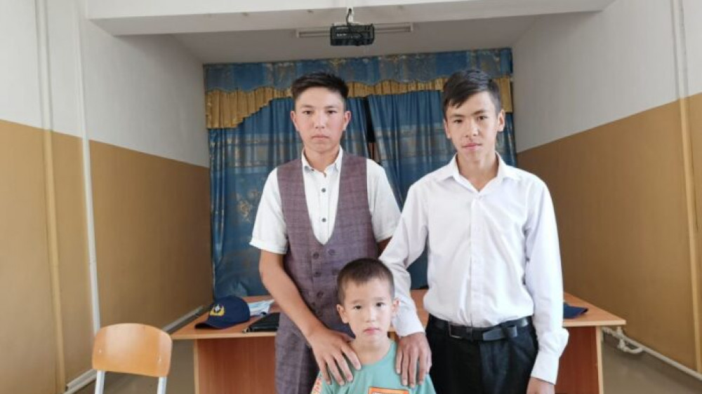 Двое школьников реанимировали утонувшего шестилетнего мальчика в Туркестанской области