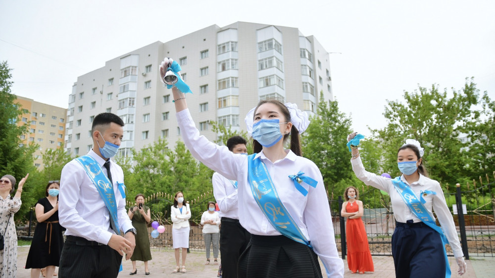 Последний звонок прозвенит в школах Казахстана