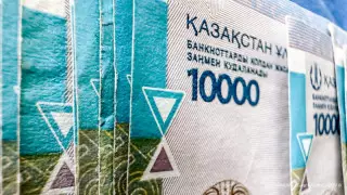 Укрепление тенге к доллару объяснили в Нацбанке