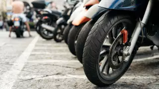 Собираются на Арбате. С шумными мопедистами начали бороться в Алматы