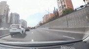 "Не выпускники". Парни высунулись из окон авто, проезжая Аль-Фараби в Алматы