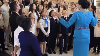 "Сидели в кресле Президента". Школьница рассказала о подарке от Акорды