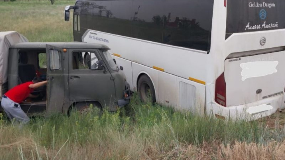 Пассажирский автобус съехал в кювет после столкновения с УАЗом в Уральске