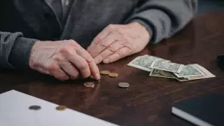 Пенсионеры "спасли" внучку и лишились 11 тысяч долларов в Алматы