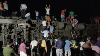 120 человек погибли при столкновении поездов в Индии