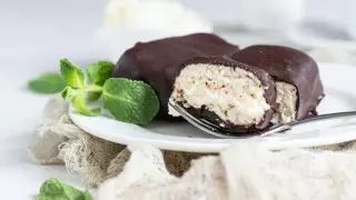 Кому стоит отказаться от творожных сырков, рассказала врач