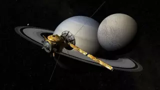 Телескоп сфотографировал удивительный выброс на спутнике Сатурна