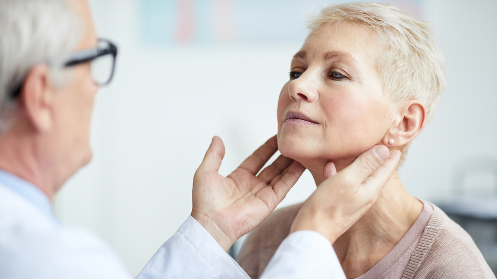 Названы два необычных симптома рака щитовидной железы