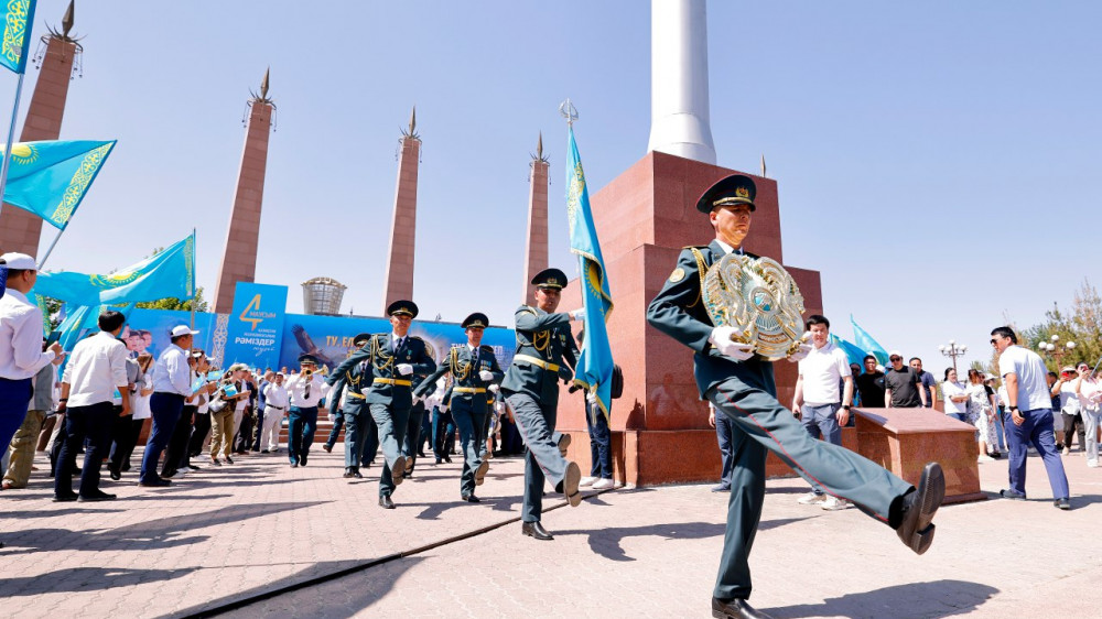 23 тысячи жителей Шымкента исполнили гимн в честь Дня государственных символов