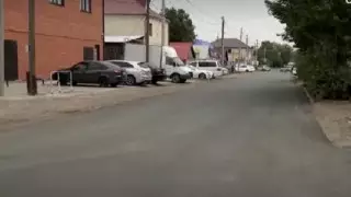 Устали ждать: в Уральске предприниматели за свой счет заасфальтировали дорогу