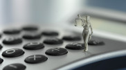 Гражданку США объявили в розыск и конфисковали ее имущество в Боровом