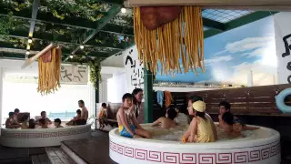 Спа-центры в Японии предлагают принять ванну с лапшой