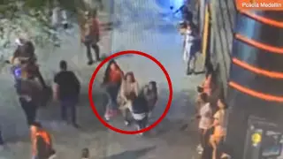 Грабительницы в мини-юбках избили туриста и отняли у него телефон в Колумбии