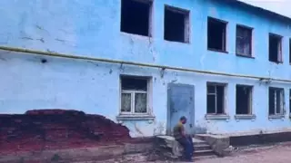 Жители аварийного общежития в Актобе остались на улице из-за споров чиновников и застройщика