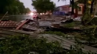 Ураган в Петропавловске повалил деревья и сорвал крыши