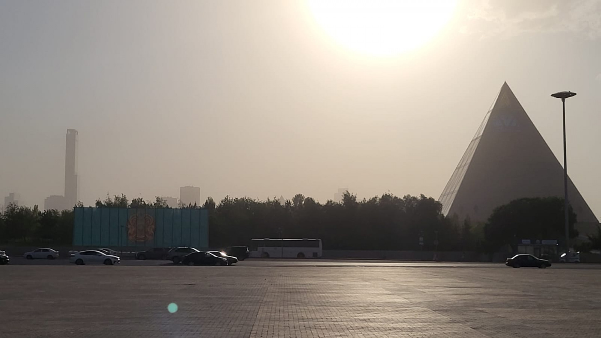 Столица ветров. Фото Астаны 2023 года. Гроза и ветер Астана. Гроза и ветер Астана перекрыли дорогу в Астане. Пыльная буря в Туве.