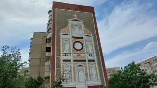 Қытай үйі, Орыс шіркеуі. Алматыдағы муралдарда қандай идеологиялық мән бар?