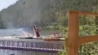 Налетевший вихрь перевернул катамараны на озере Боровом