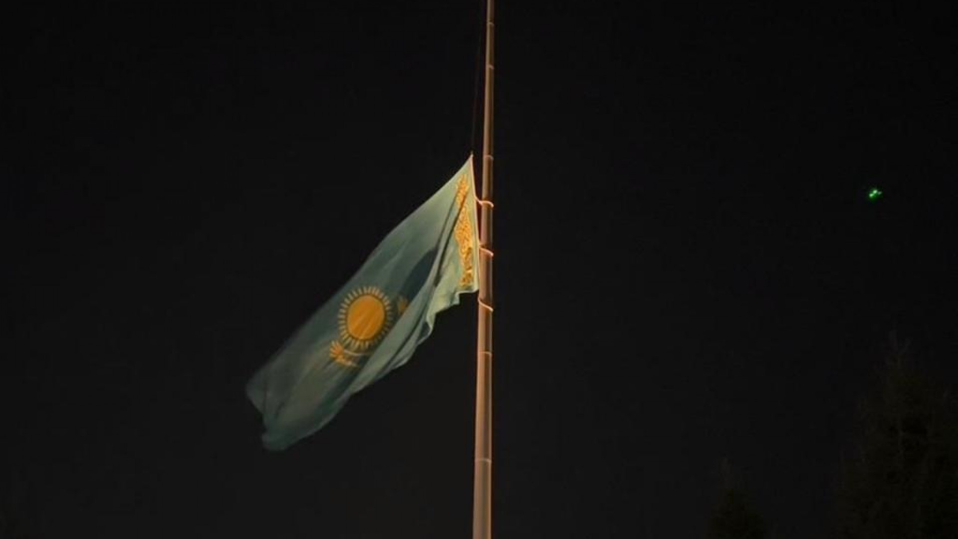 24 03 день траура. Флаг Казахстана 2023. Траурный флаг. Фото флага. Флаги ночью.