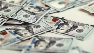 Курс доллара вырос еще на 1 тенге