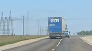 Фура пыталась оторваться от полиции: погоня попала на видео