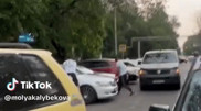 "Пранком друзей" оказалось видео, где неизвестные уродуют Mercedes в Алматы