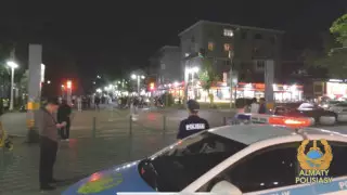 Около 100 мопедов нарушили порядок на Арбате в Алматы