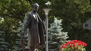 Скульптура Юрия Померанцева установлена в Алматы