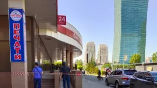 Вооруженный мужчина заперся с людьми в банке в Астане