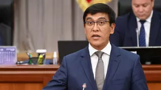 Кыргызские депутаты поругались с вице-премьером и обвинили его в госизмене