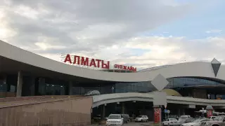 О "бомбилах" и туристах в аэропорту Алматы высказался аким Досаев