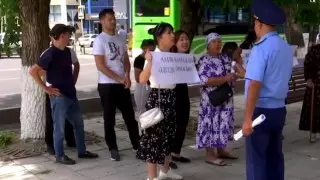 Хотели ускорить очередь на квартиры: обманутые мошенниками шымкентцы пришли с плакатами к прокуратуре