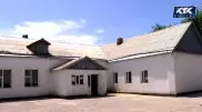 Учителя и родители сутками дежурят у школы, защищая ее от сноса в Туркестанской области