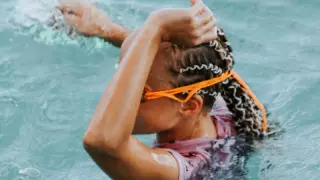 Более 10 человек отравились хлором в бассейне в США