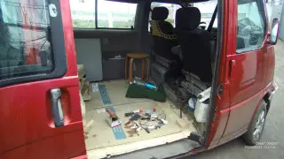 "Забыл в салоне". Авто с ножами, проводами и наличными задержали у колонии в Карагандинской области