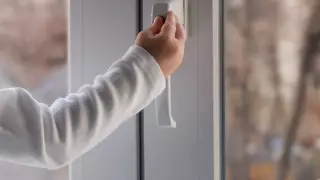 Ребенок выпал с 3-го этажа в Алматы. Его спасли врачи