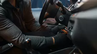 Автомойщик угнал машину клиентки и разбил ее вдребезги