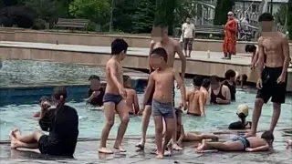 Дети купаются в фонтанах Алматы - почему это запрещено и опасно