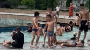 Дети купаются в фонтанах Алматы - почему это запрещено и опасно