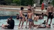 Дети купаются в фонтанах Алматы - почему это запрещено и опасно