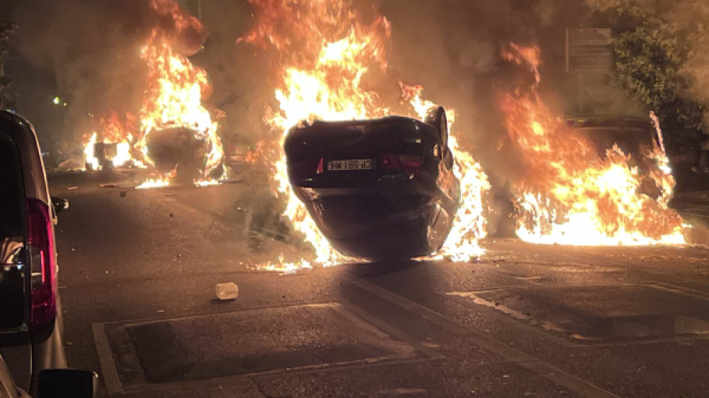 Горящие автомобили во время беспорядков во французском Нантере. © РИА Новости