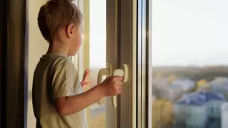 Двое малолетних детей выпали из окон за сутки в Костанае