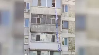 Пенсионерка пыталась выбраться из квартиры на четвертом этаже по связанным простыням